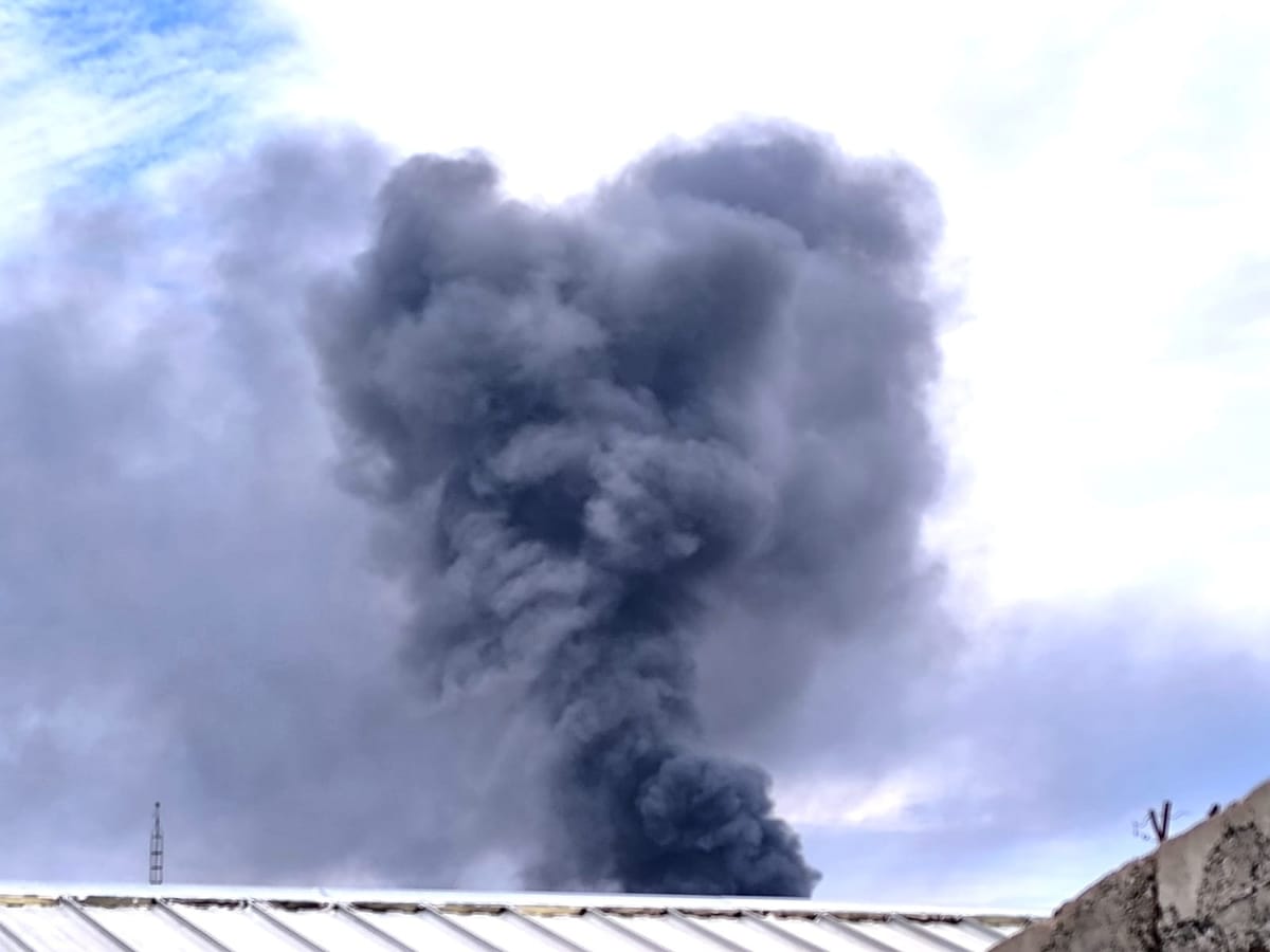 Incendio consume recicladora en Chihuahua; no se reportan personas lesionadas