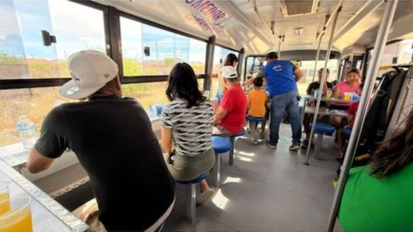 Comedor móvil de NutriChihuahua llega a Punta Oriente y atiende a cientos de personas